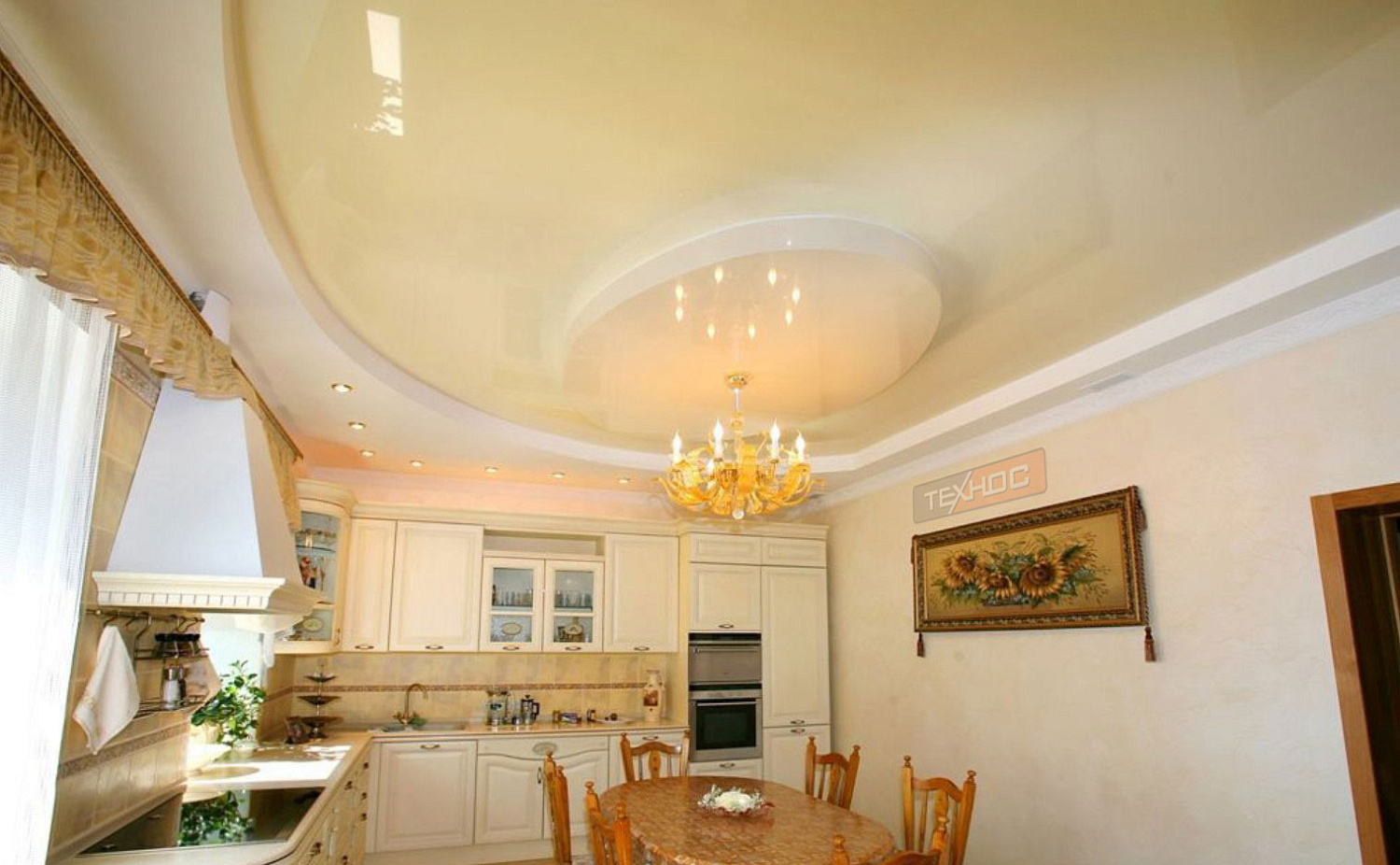 Какой лучше натяжной на кухне. Натяжной потолок на кухне. Подвесной потолок на кухне. Подвеснойтпотолок наткухне. Кухня в потолок.